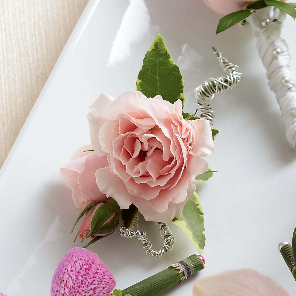 Pink Spray Rose Boutonniere – Flower Loft, Southfield MI